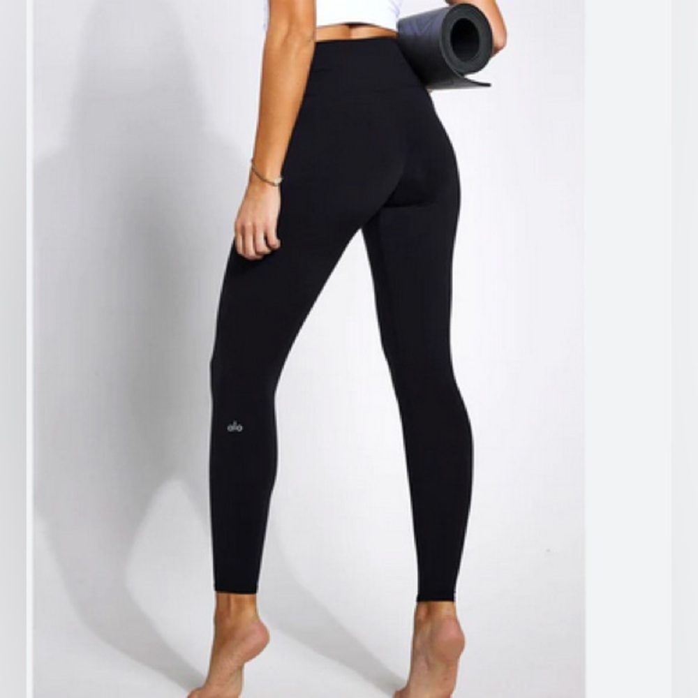ALO Leggings Medium compression 87% Nylon 13% Elastane Size XS with a 25” inseam - Picture 3 of 7